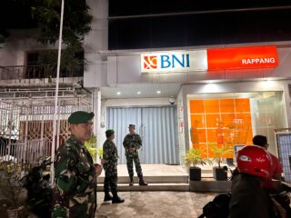 Tingkatkan Keamanan Lingkungan, Koramil 06/Panca Rijang Gelar Patroli Malam Bersama Komponen Pendukung