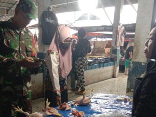 Sertu Isman Koramil 01/Panca Lautang Periksa Harga Sembako di Pasar Sentral Bilokka