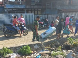 Cegah Sarang Nyamuk dan Lancarkan Aliran Air, Babinsa Tellu Limpoe Gelar Karya Bakti Bersama Warga