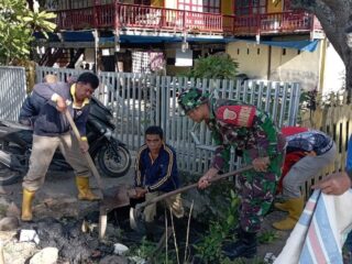 Wujudkan Lingkungan Sehat, Personil Koramil 03/Maritengngae Gelar Karya Bakti Bersih-bersih
