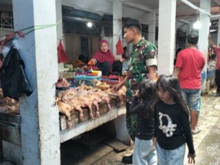 Pantau Harga Sembako, Babinsa Koramil 05/Duapitue Cek Pasar Sentral Tanrutedong