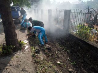 Bersihkan Sekitar Perkuburan Lagon, Babinsa Baranti Sinergi dengan Staf Kelurahan dan Siswa Sekolah