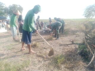 Tingkatkan Kelancaran Pengairan Sawah, Koramil 1420-01/Panca Lautang Gelar Karya Bakti Bersama Warga